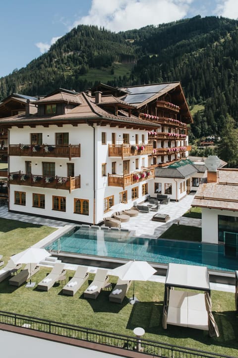 Property building, Mountain view, Pool view, Swimming pool, Swimming pool, sunbed