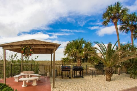 2b 2b - Partial Beach Views Madeira Norte #101 Apartment in Madeira Beach