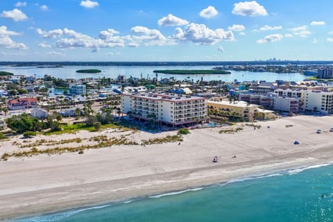 2b 2b - Partial Beach Views Madeira Norte #101 Apartment in Madeira Beach
