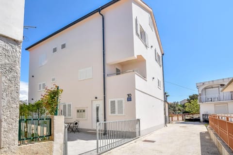 Property building, Facade/entrance, Location