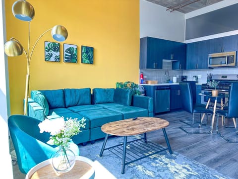 Convenient 2BR Suite in Prime Location with Gym Access & Optional Parking Near McCormick Place and Soldier Field Apartment in South Loop