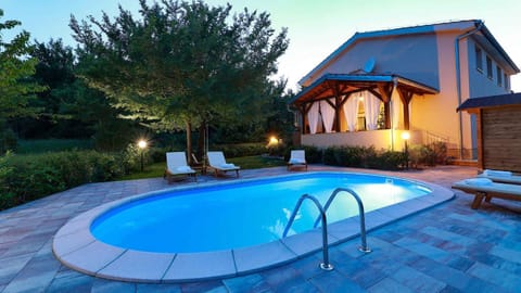 Property building, Summer, Swimming pool