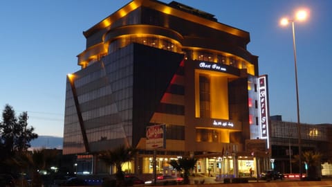 Restaurant/places to eat, Restaurant/places to eat, Facade/entrance, Balcony/Terrace, Street view, Street view