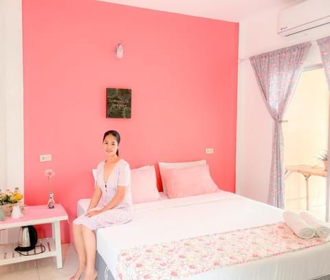 Les Fleurs House Bed and Breakfast in Khuekkhak