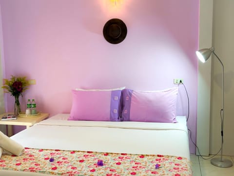 Les Fleurs House Bed and Breakfast in Khuekkhak