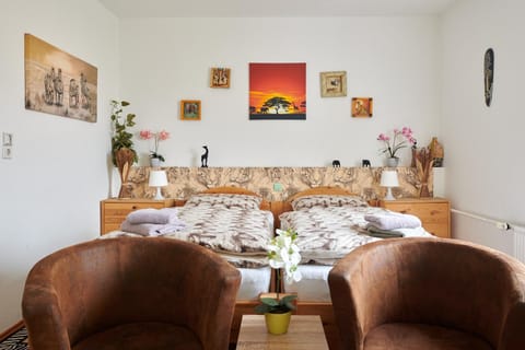 Bed, Photo of the whole room, Seating area, Bedroom