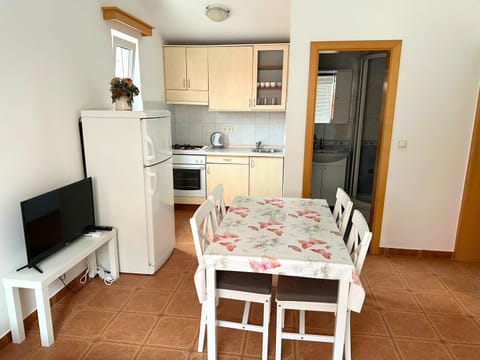 TV and multimedia, Kitchen or kitchenette, Dining area, oven