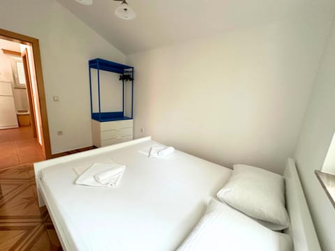 Bed, Bedroom, towels, wardrobe