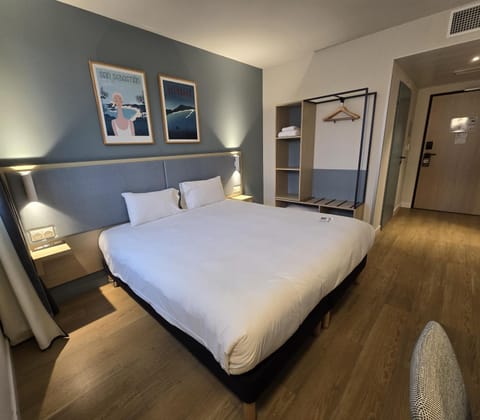 Bed, Photo of the whole room, Bedroom, furniture