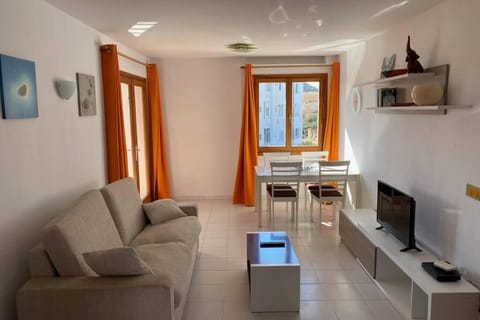 Communal lounge/ TV room, TV and multimedia, Living room, Lounge or bar, Dining area