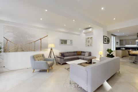 Kitchen or kitchenette, Living room, Seating area