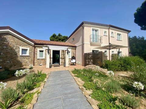Property building, Facade/entrance, Garden