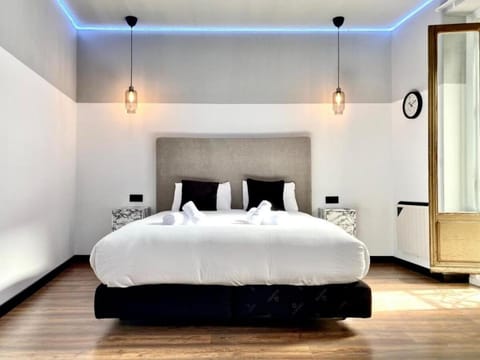 Bed, Photo of the whole room