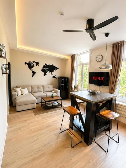 TV and multimedia, Seating area, Dining area, air conditioner