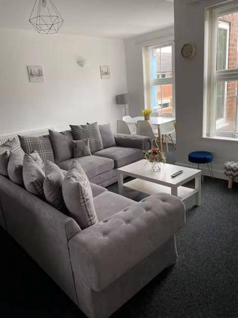 8 Bed 9 Bath Ensuite House with Hot Tub and Free Parking House in Sheffield