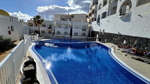Pool view, Swimming pool, sunbed
