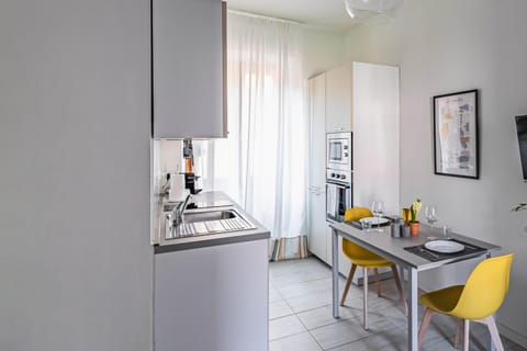 Kitchen or kitchenette, Dining area, minibar, pet friendly