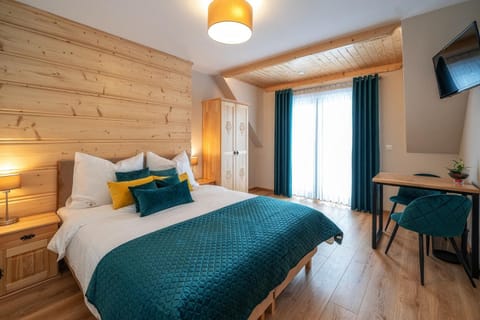 Bed, Balcony/Terrace, Bedroom, Mountain view