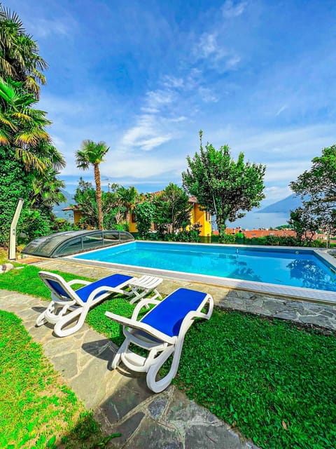 Lake view, Mountain view, Swimming pool, sunbed