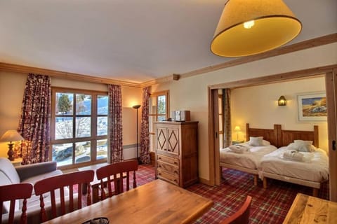 Bed, Living room, Photo of the whole room, Seating area, Bedroom, Landmark view, Mountain view, towels
