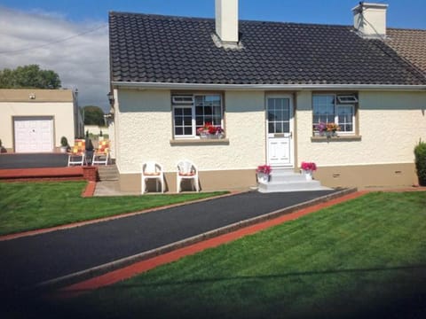 Property building, Facade/entrance, Neighbourhood, Garden