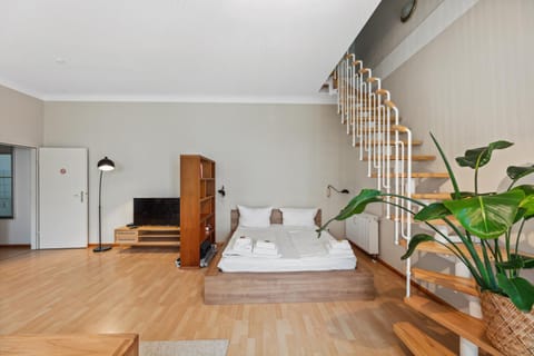 Bed, TV and multimedia, Bedroom