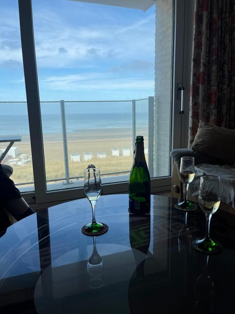 Seagull, Ruim en volledig vernieuwd appartement met zeezicht in Westende Apartment in Middelkerke