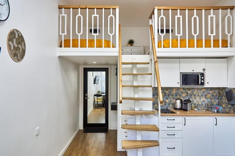 Kitchen or kitchenette, minibar
