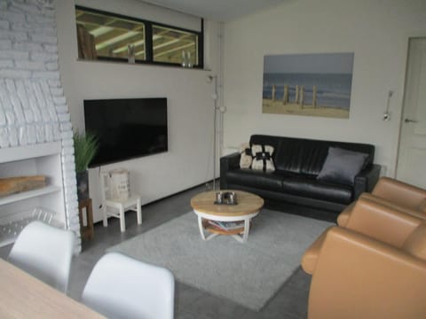 Communal lounge/ TV room, TV and multimedia, Living room, Seating area