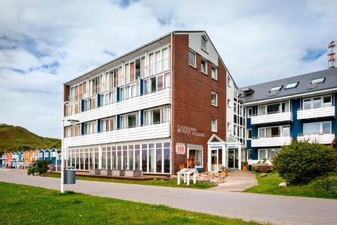 Property building, Balcony/Terrace, Location