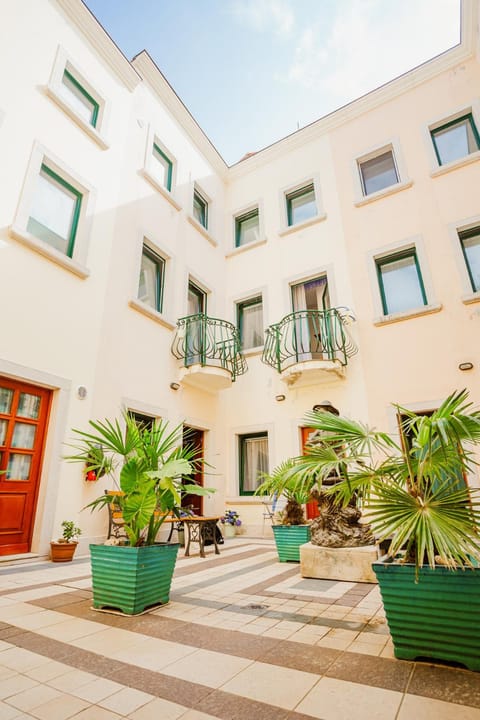 Property building, Balcony/Terrace