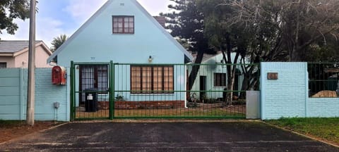 Cozy Cottage +/- 500m from the beach Apartment in Cape Town