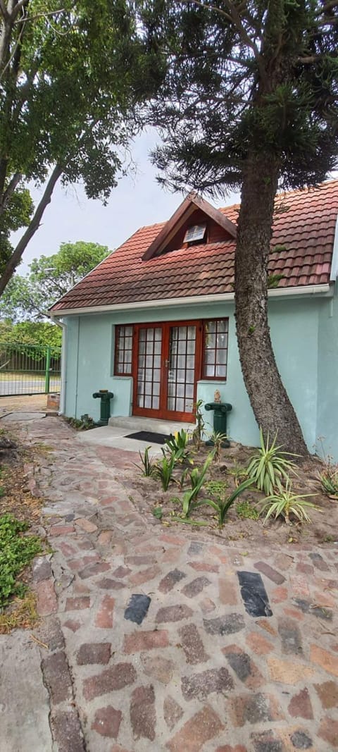 Cozy Cottage +/- 500m from the beach Apartment in Cape Town
