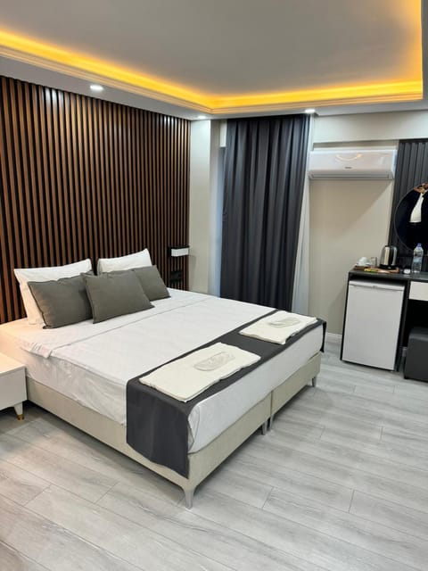 Bed, Bedroom, towels, air conditioner