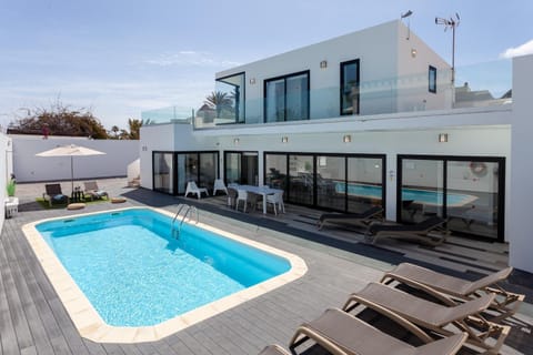 Property building, Pool view, Swimming pool, Swimming pool, sunbed
