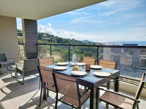 View (from property/room), Balcony/Terrace, Living room, Seating area, Dining area, Sea view