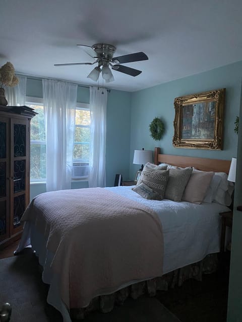 Chic Cottage 1.7 miles to Downtown Highlands House in Highlands