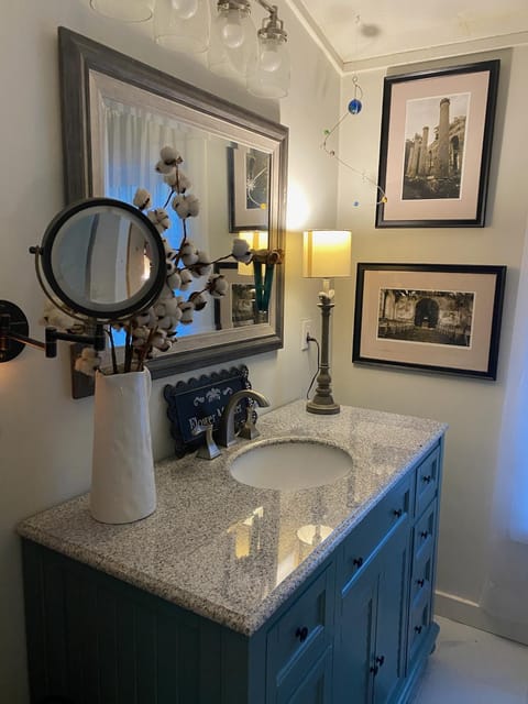 Chic Cottage 1.7 miles to Downtown Highlands House in Highlands