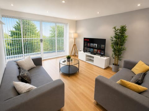 TV and multimedia, Living room, Seating area, Evening entertainment