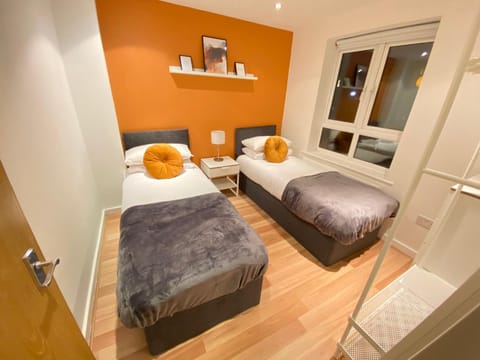 Large 5-Bed city centre townhouse with secure parking House in Salford