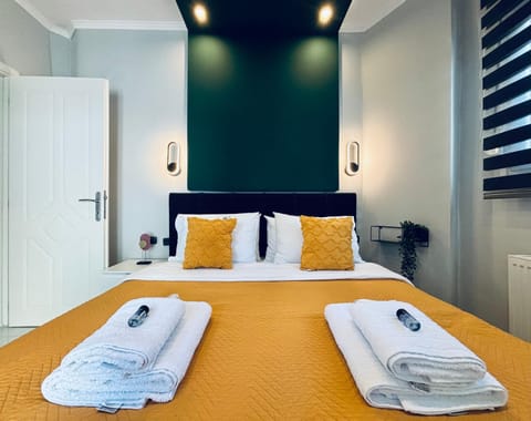 Bed, Photo of the whole room, Bedroom, towels