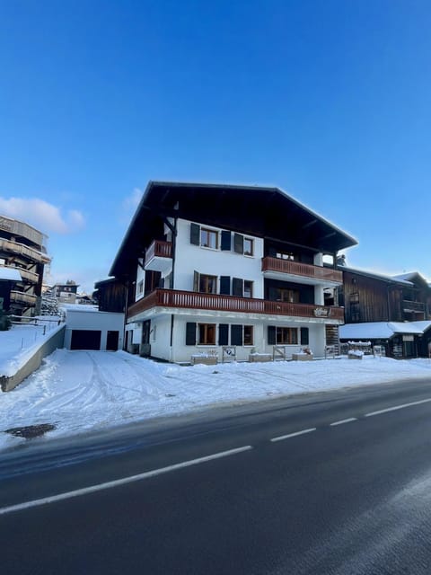 Property building, Ski School, Skiing, Skiing, Parking