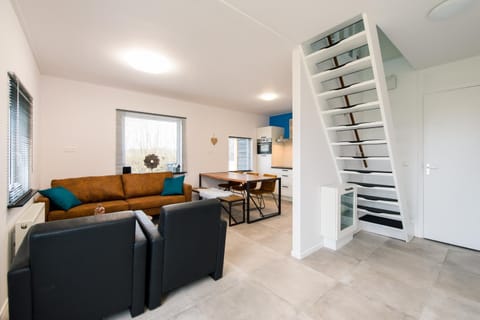 Kitchen or kitchenette, Living room, Seating area, Dining area