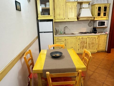 Kitchen or kitchenette, Dining area, stove
