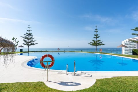 Duplex de lujo en la playa , jacuzzy, piscina, chimenea y padel Apartment in Benalmadena