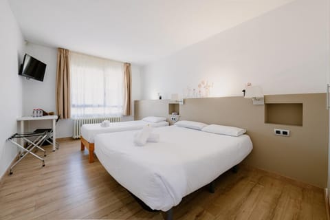 Bed, TV and multimedia, Photo of the whole room, Bedroom, hair dresser