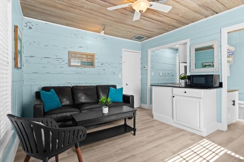 Parrot Beach Cottages Suite #4 Apartment hotel in Siesta Beach