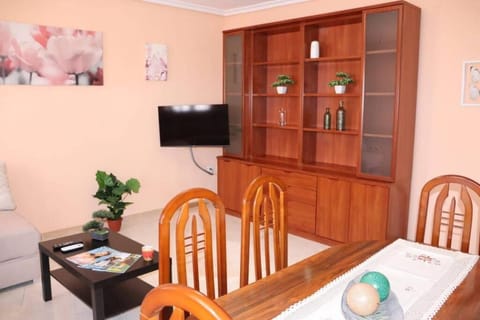 Communal lounge/ TV room, TV and multimedia, Living room, Seating area, Dining area, hair dresser