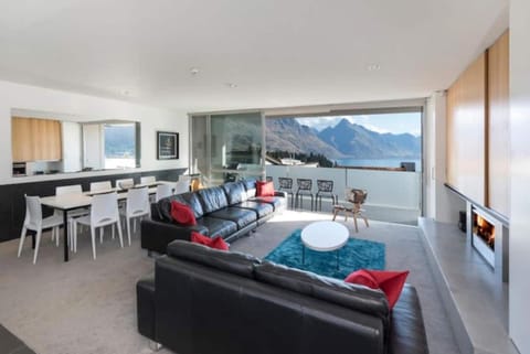 Natural landscape, Kitchen or kitchenette, Living room, Seating area, Dining area, Lake view, Mountain view