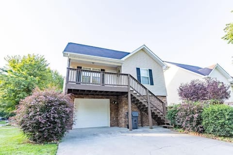Cozy Pigeon Forge home w hot tub near river House in Pigeon Forge